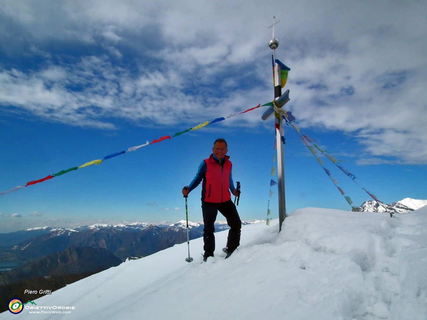 29 In vetta al Monte Ocone (anticima-croce 1363 m).JPG